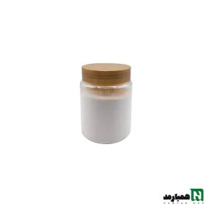 یک ظرف شیشه ای حاوی پودر میکرودرم سفید رنگ