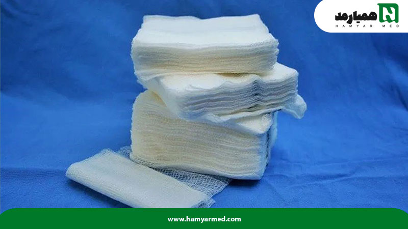 چند گاز استریل قرار گرفته روی هم