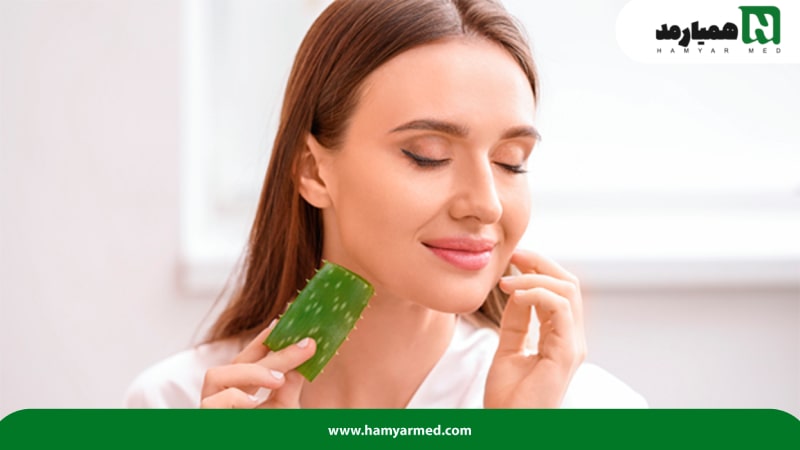 خانم جوان در حال استفاده از ژل آلوورا روی صورت