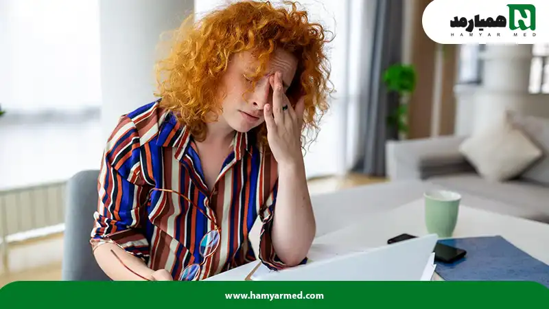 یک خانم با مو های قرمز که بر اثر دیابت بارداری دچار خستگی شدید شـده