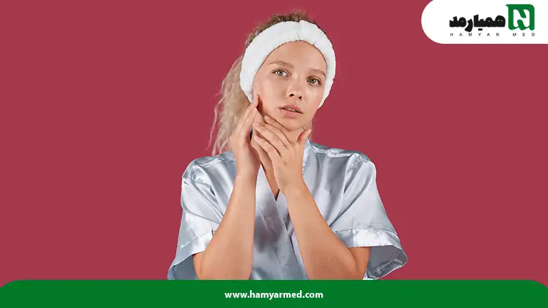 یک خانم که به دنبال پاسخ سوال چگونه پوست صاف داشته باشیم